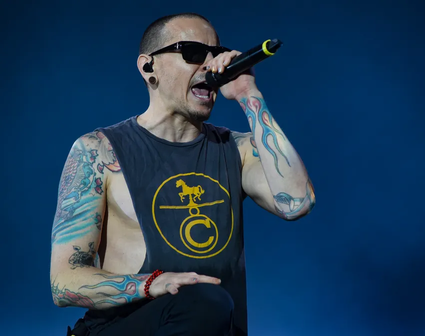 Chester Bennington: Uma jornada musical de emoção e resiliência