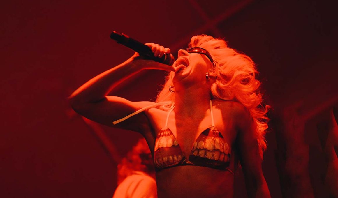 Amyl And The Sniffers detona no Cine Joia com um show insano