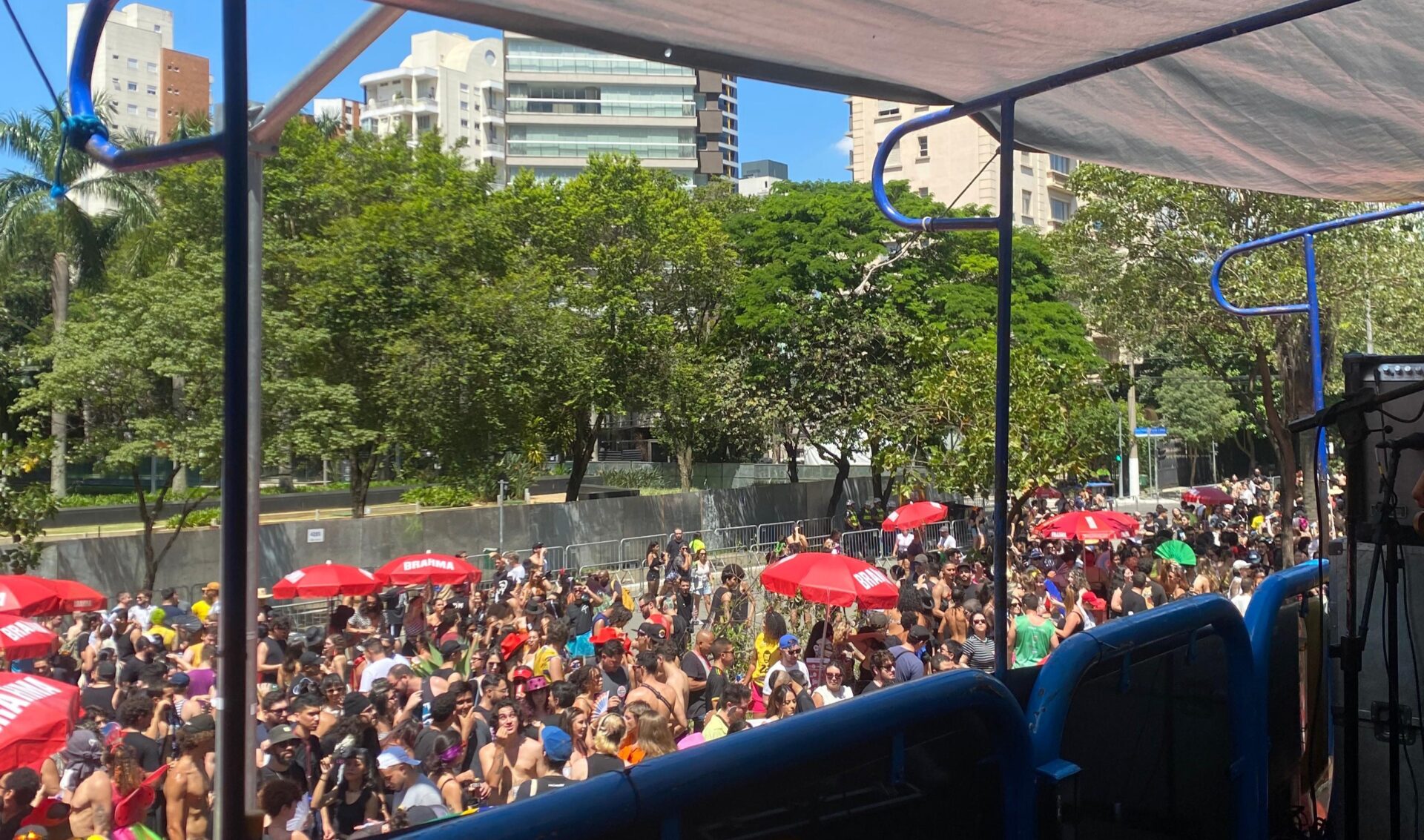 Bloco Emo leva foliões do rock na Faria Lima em SP