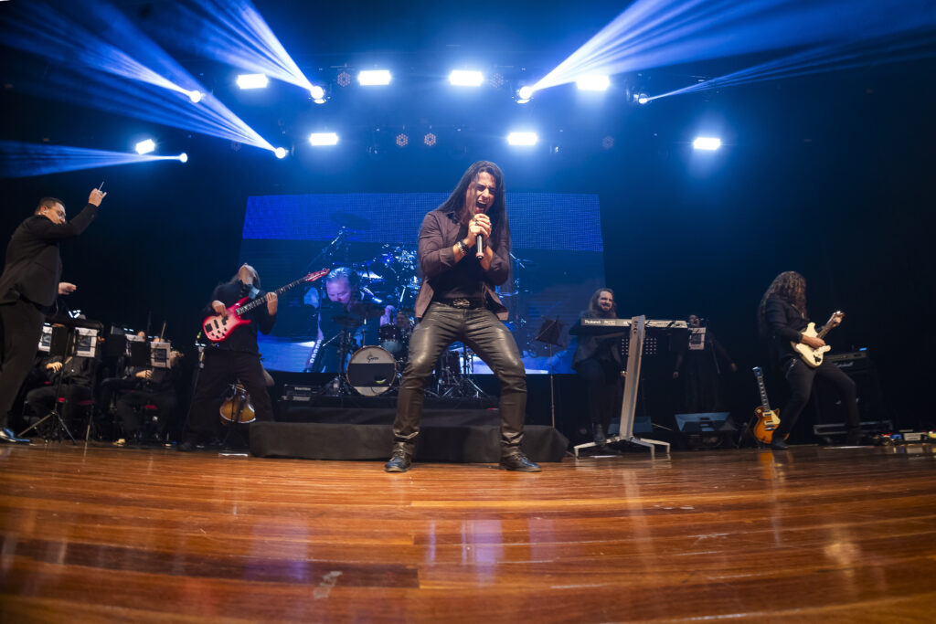 Edu Curti transforma clássicos em rock oitentista com peso, identidade e ousadia no EP “Cantando Clássicos I”