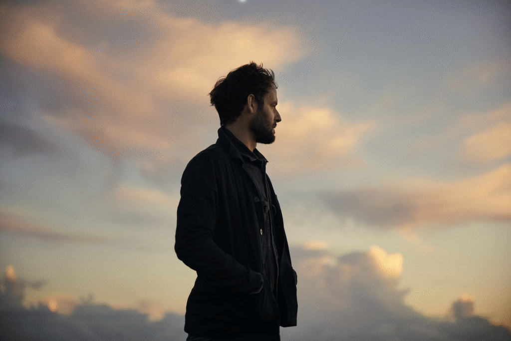 Britânico Roo Panes traz seu folk sentimental ao Brasil em 2026 | Foto: Beetle Rhind