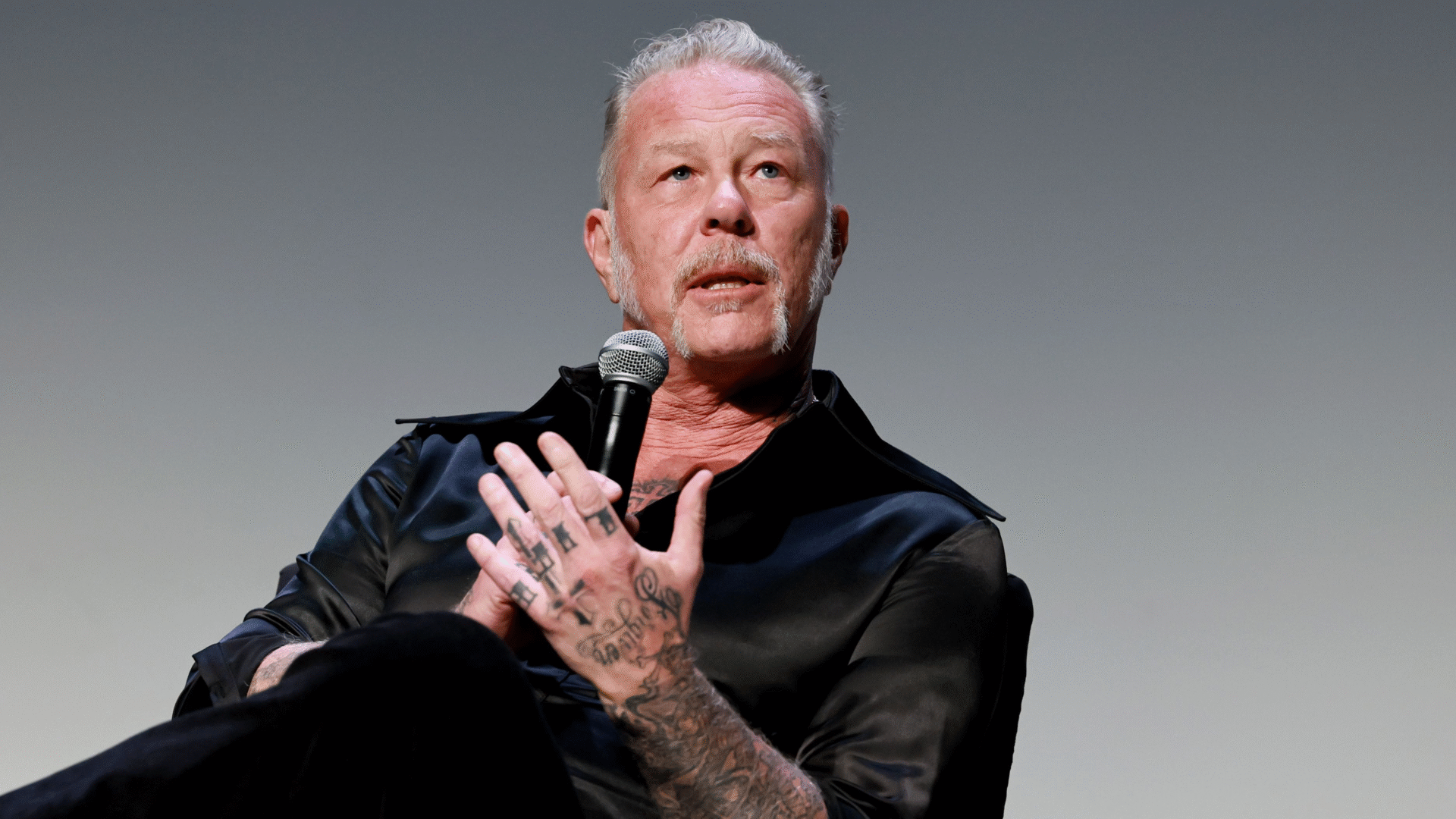 É falso: James Hetfield do Metallica não fez tributo e caridade a Charlie Kirk