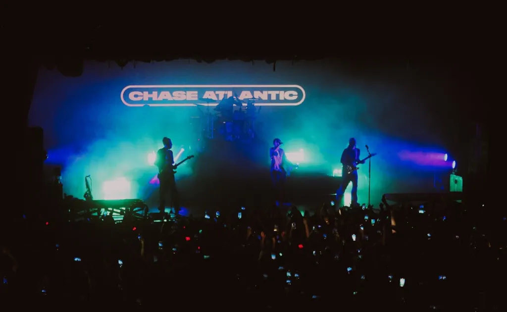 Chase Atlantic vem ao Brasil para shows em novembro
