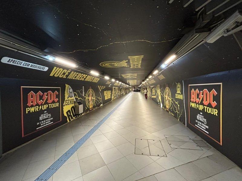 Eisenbahn leva ação especial ao metrô durante a "PWR UP TOUR" do AC/DC
