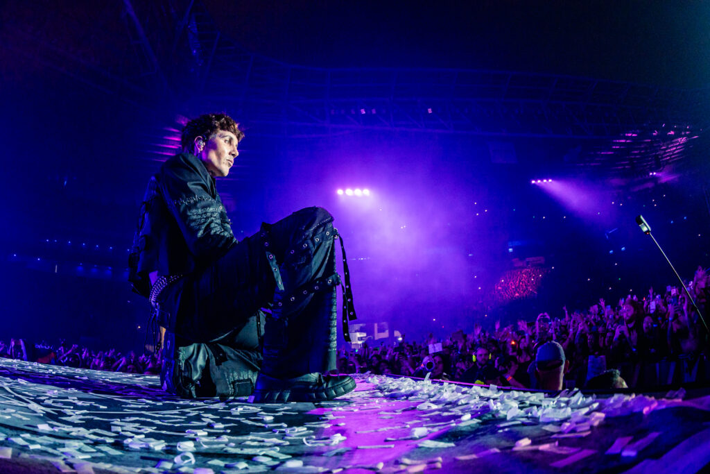 Público de 50 mil pessoas no Allianz Parque durante o show do Bring Me The Horizon em São Paulo, cena do documentário L.I.V.E.
