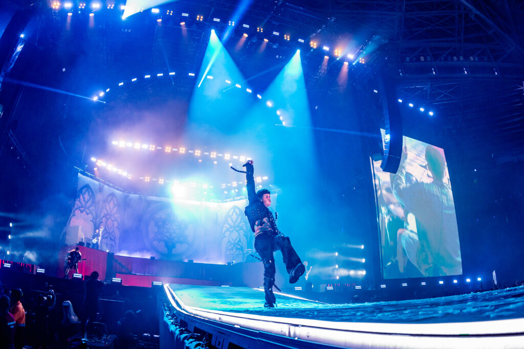 Público de 50 mil pessoas no Allianz Parque durante o show do Bring Me The Horizon em São Paulo, cena do documentário L.I.V.E.