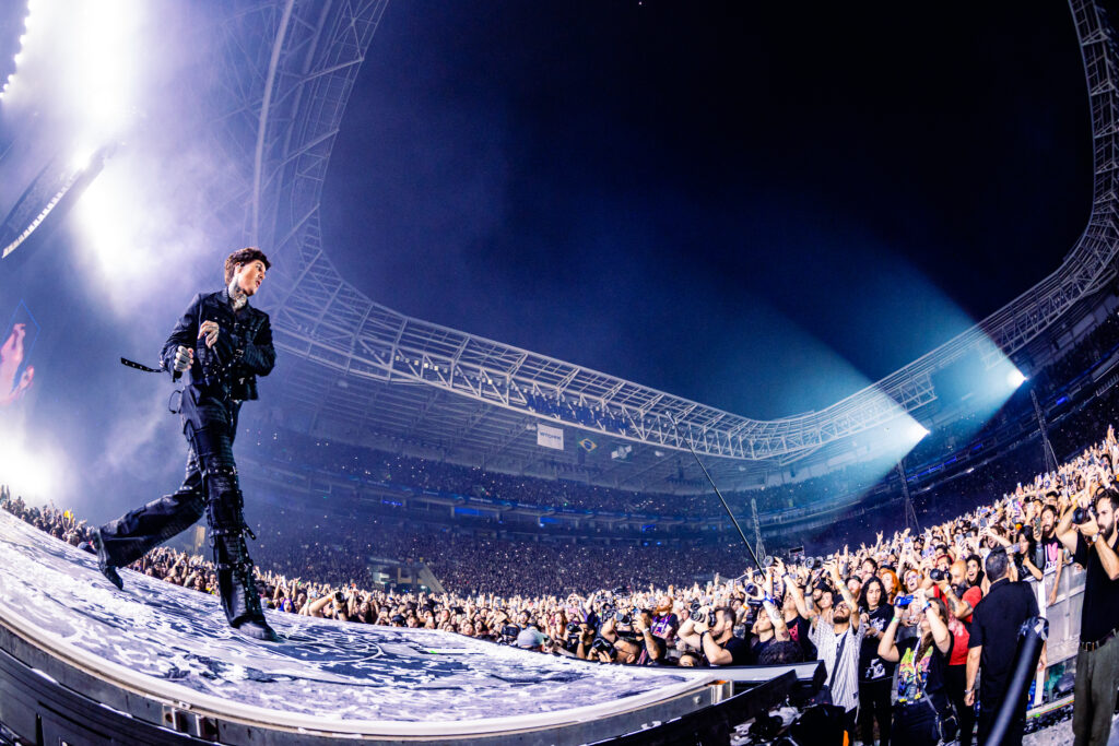 Público de 50 mil pessoas no Allianz Parque durante o show do Bring Me The Horizon em São Paulo, cena do documentário L.I.V.E.