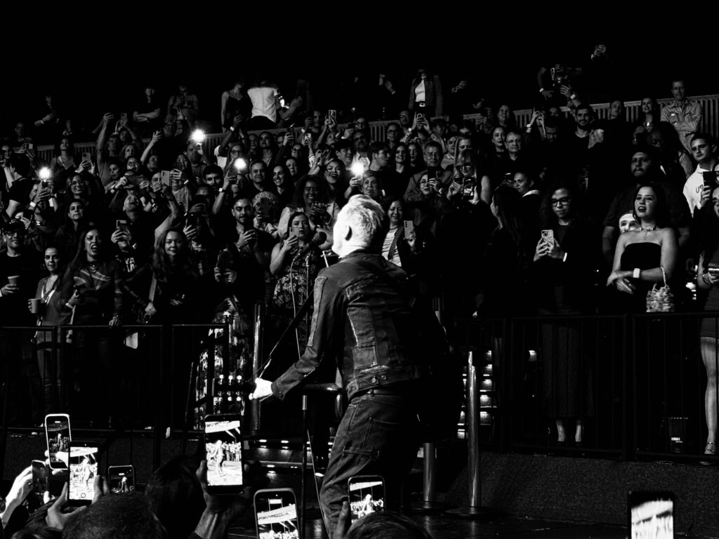 Bryan Adams prova em São Paulo que o rock clássico continua irresistível