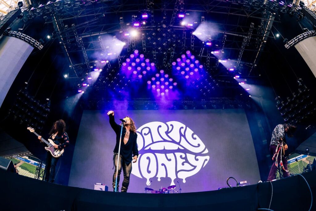 Dirty Honey conquista o público brasileiro com riffs e presença de palco avassaladora | Foto: Renan Faciolo