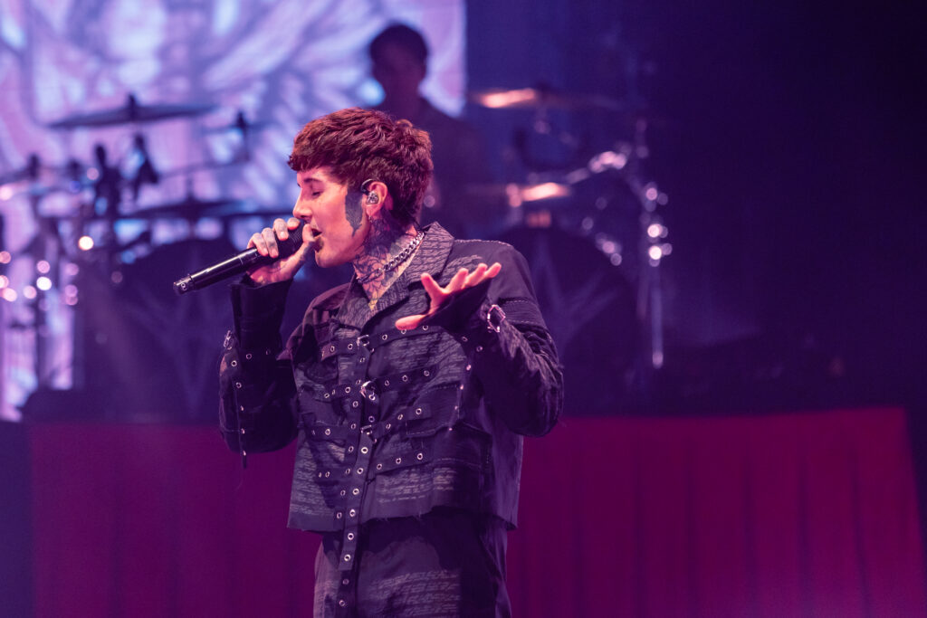 Oli Sykes atingido por celular