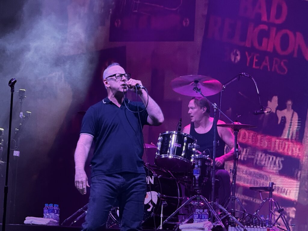 Bad Religion aposta no essencial e domina palco em show direto e preciso