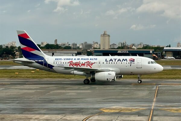LATAM transforma ponte aérea em palco para aquecer o Rock in Rio 2026