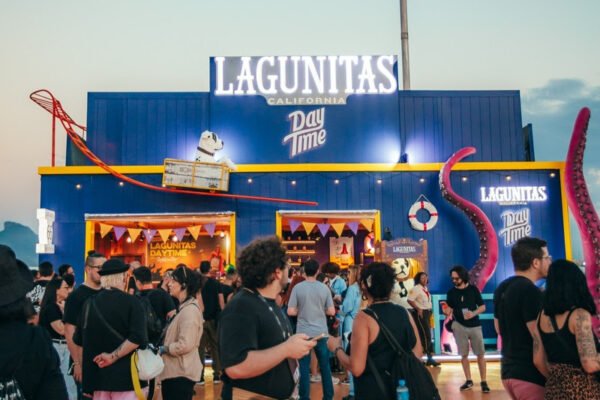 A Lagunitas DayTime fez sua estreia no Rock in Rio Brasil em 2026 com um espaço dedicado a experiências interativas na Cidade do Rock.