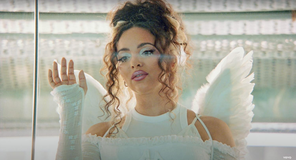 JADE bate recorde de streams com “Angel Of My Dreams” após desfile de Kylie Jenner