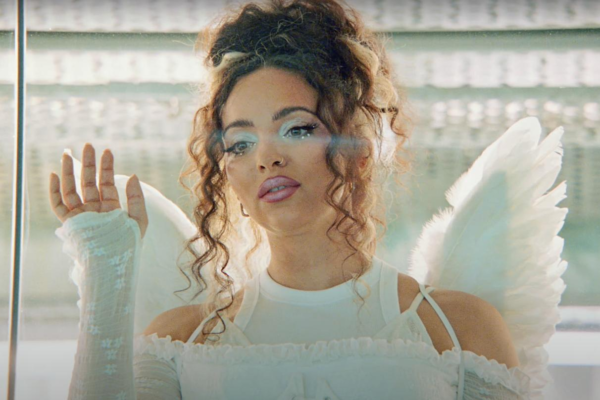 JADE bate recorde de streams com “Angel Of My Dreams” após desfile de Kylie Jenner