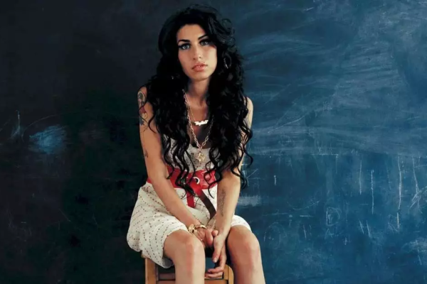 Amy Winehouse ganha edição especial de 20 anos de “Back to Black” com demos inéditas e álbum ao vivo