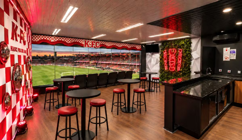 KFC distribui 20 mil pulseiras que brilham no escuro durante show no MorumBIS
