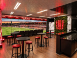 KFC distribui 20 mil pulseiras que brilham no escuro durante show no MorumBIS