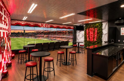 KFC distribui 20 mil pulseiras que brilham no escuro durante show no MorumBIS