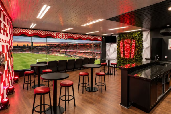 KFC distribui 20 mil pulseiras que brilham no escuro durante show no MorumBIS