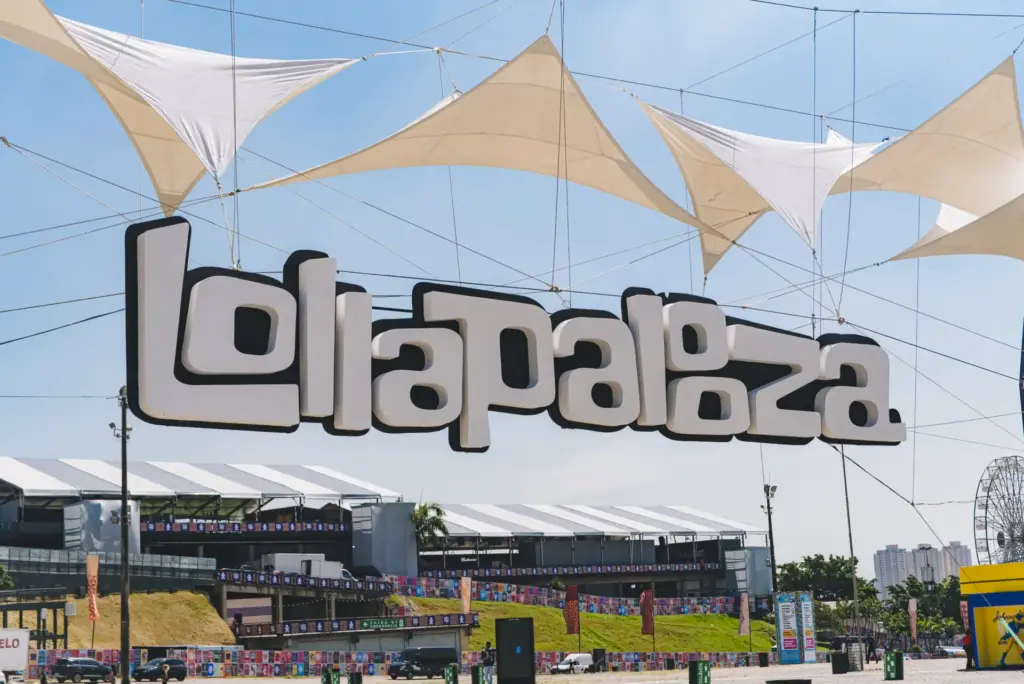 Travis Scott, The Killers e Charli XCX lideram dias do Lollapalooza 2027