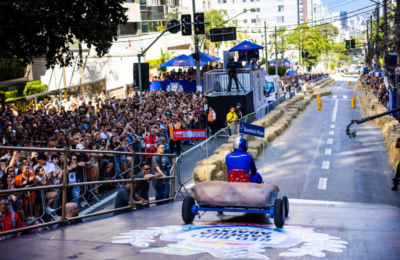 A retirada de ingressos gratuitos para o Red Bull Ladeira Abaixo 2026 Edição Geek começou nesta quinta-feira (15), inicialmente em um lote exclusivo para estudantes regularmente matriculados em instituições de ensino. Para o público geral, a retirada estará disponível a partir de 28 de outubro.