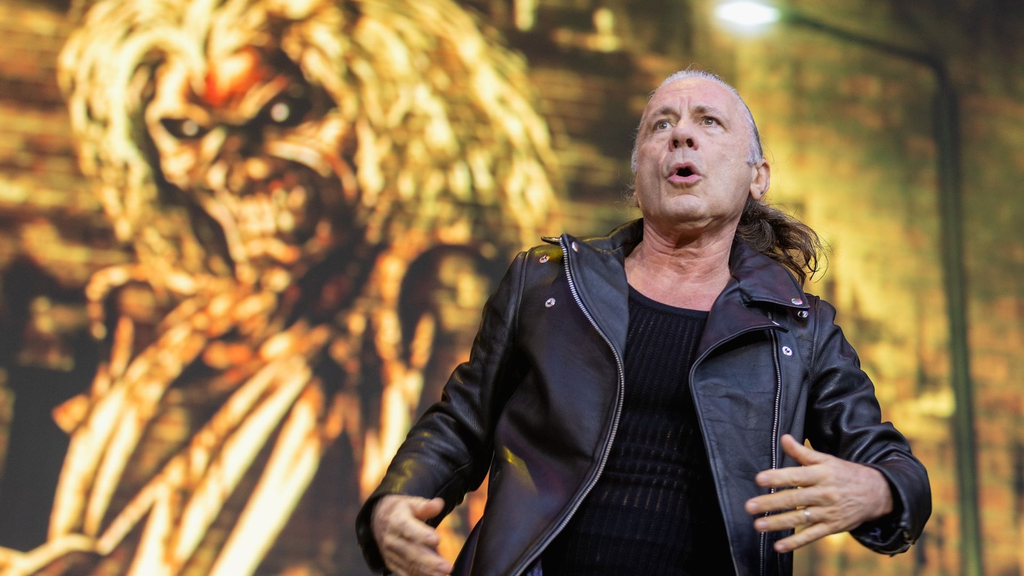 Bruce Dickinson reclama de sinalizadores durante show do Iron Maiden em Quito, Equador