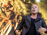 Bruce Dickinson reclama de sinalizadores durante show do Iron Maiden em Quito, Equador