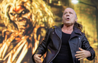Bruce Dickinson reclama de sinalizadores durante show do Iron Maiden em Quito, Equador