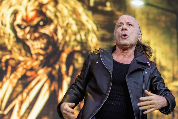 Bruce Dickinson reclama de sinalizadores durante show do Iron Maiden em Quito, Equador