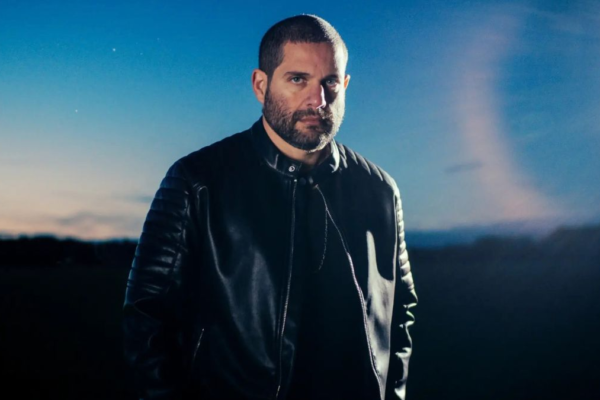 Dan Szyller apresenta álbum de estreia em show intimista na capital paulista