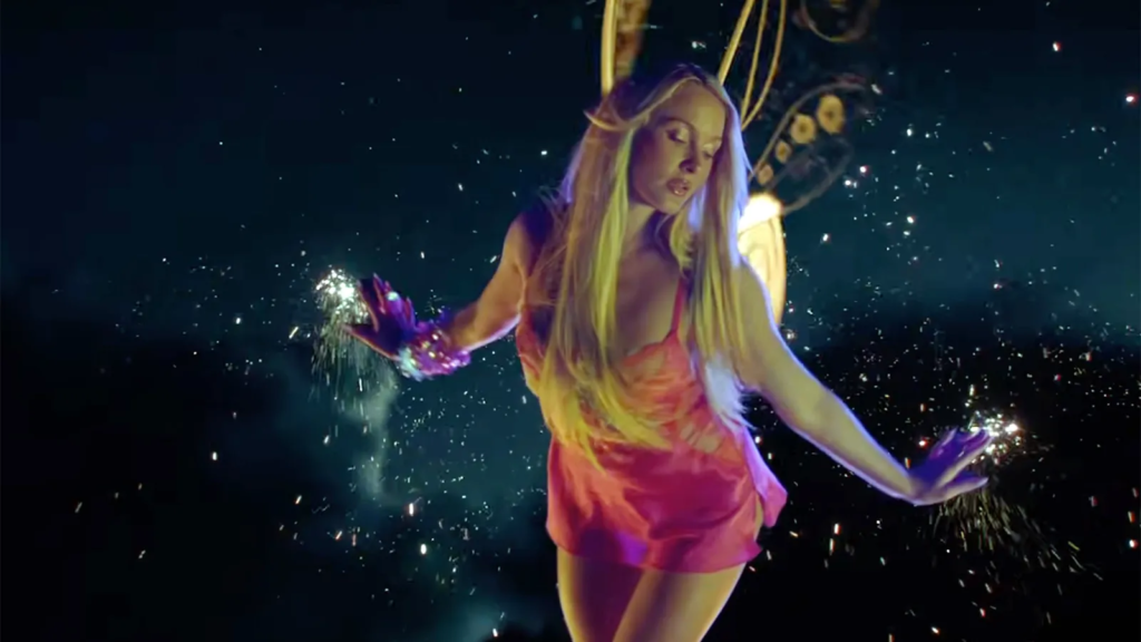 Zara Larsson lança clipe de “Blue Moon”, faixa de “Midnight Sun”