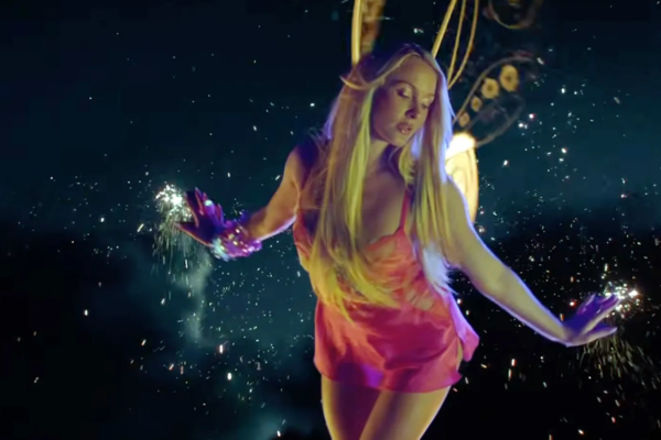Zara Larsson lança clipe de “Blue Moon”, faixa de “Midnight Sun”