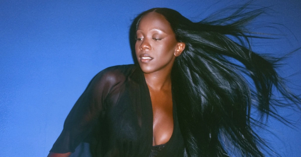 Rachel Chinouriri transforma crises existenciais em synthpop dançante e prova que sofrer de salto alto também exige talento