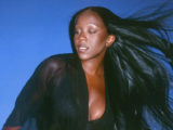 Rachel Chinouriri transforma crises existenciais em synthpop dançante e prova que sofrer de salto alto também exige talento