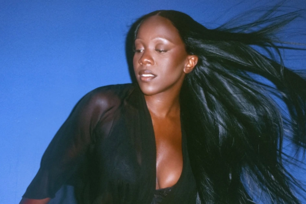 Rachel Chinouriri transforma crises existenciais em synthpop dançante e prova que sofrer de salto alto também exige talento