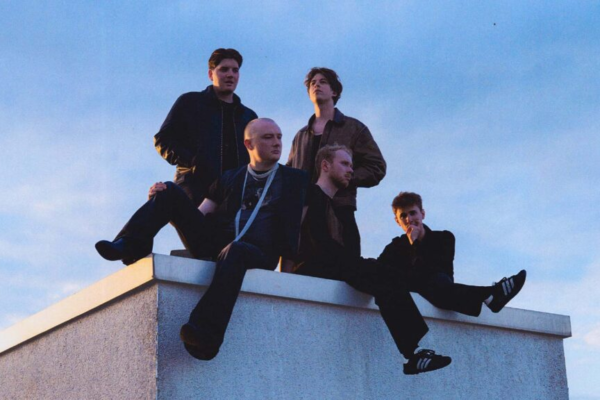 Giant Rooks transforma inquietações existenciais em um indie rock sofisticado e encontra beleza na imperfeição de estar vivo