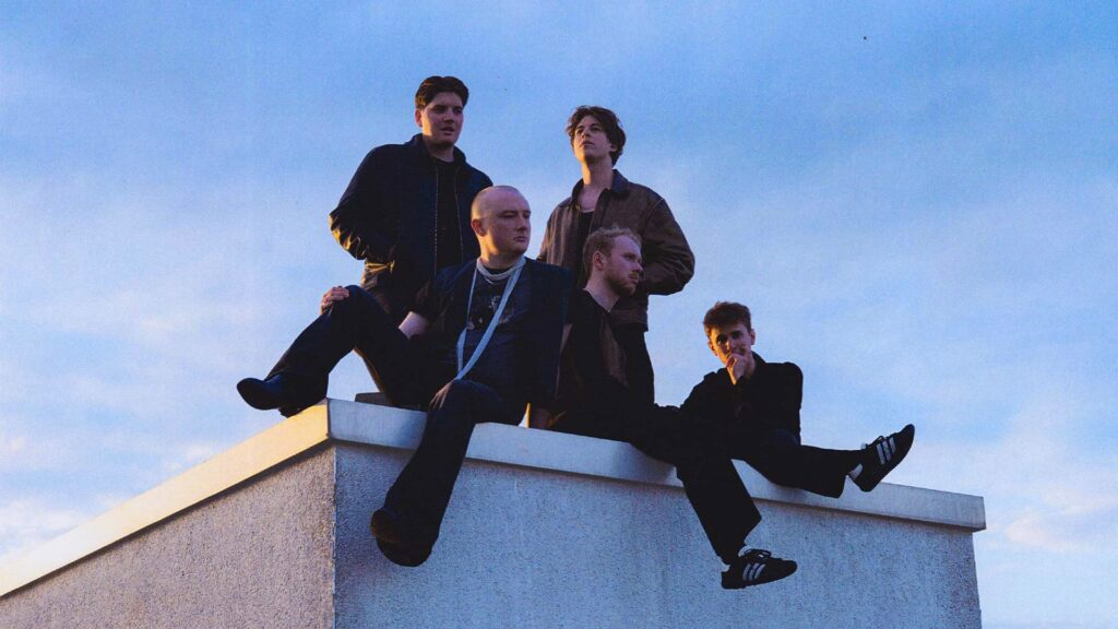 Giant Rooks transforma inquietações existenciais em um indie rock sofisticado e encontra beleza na imperfeição de estar vivo