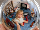 Angèle encontra na eletrônica uma nova identidade para o pop, mas “Instinct” nem sempre sabe o que fazer com ela