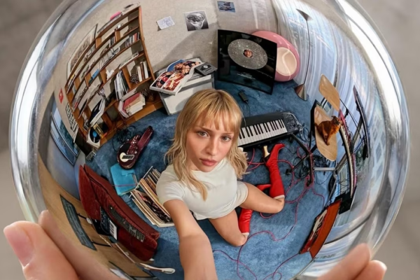 Angèle encontra na eletrônica uma nova identidade para o pop, mas “Instinct” nem sempre sabe o que fazer com ela