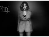 Pitty retorna com um disco tecnicamente competente, mas tropeça justamente naquilo que sempre fez sua diferença: a escrita