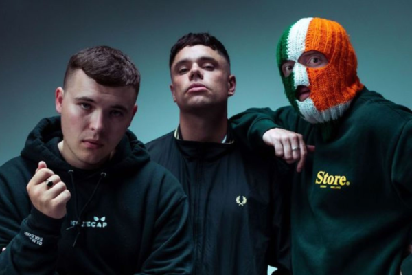 Trio irlandês KNEECAP se apresenta em São Paulo pela primeira vez