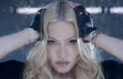 Uma possível colaboração entre Madonna e Cher movimenta as redes sociais e alimenta as expectativas dos fãs de música pop. Segundo rumores que circulam entre páginas dedicadas às artistas e perfis de insiders, Cher pode participar de um remix de “One Step Away”, faixa associada ao álbum “Confessions II”, de Madonna.