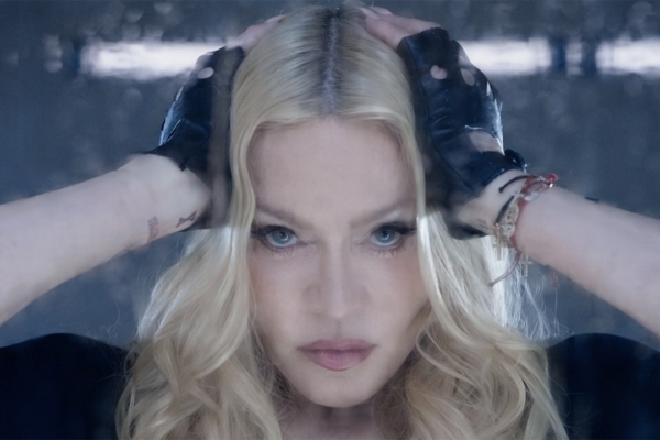Uma possível colaboração entre Madonna e Cher movimenta as redes sociais e alimenta as expectativas dos fãs de música pop. Segundo rumores que circulam entre páginas dedicadas às artistas e perfis de insiders, Cher pode participar de um remix de “One Step Away”, faixa associada ao álbum “Confessions II”, de Madonna.