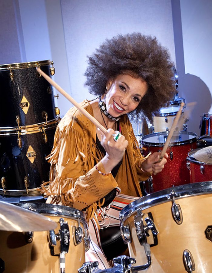 800x600_cindyblackmansantana_onsale