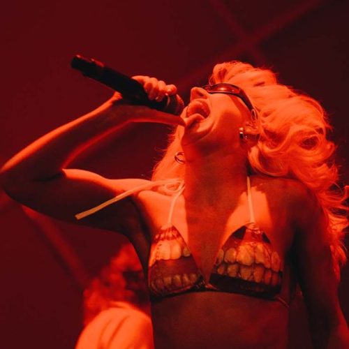 Amyl And The Sniffers detona no Cine Joia com um show insano