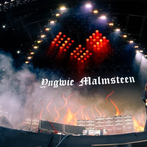 Yngwie Malmsteen transforma técnica em espetáculo no Monsters of Rock