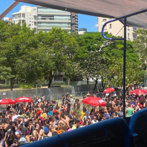 Bloco Emo leva foliões do rock na Faria Lima em SP