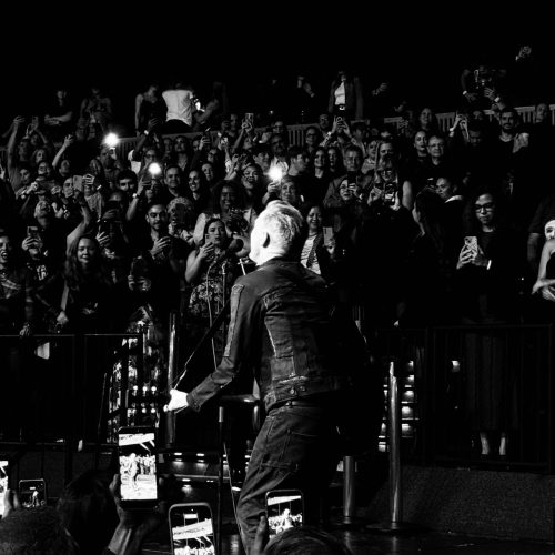 Bryan Adams prova em São Paulo que o rock clássico continua irresistível