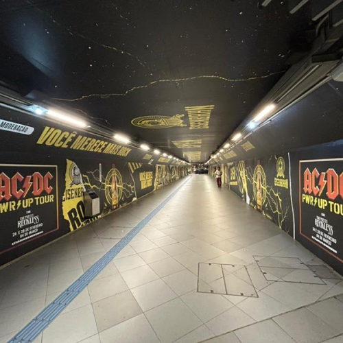 Eisenbahn leva ação especial ao metrô durante a “PWR UP TOUR” do AC/DC